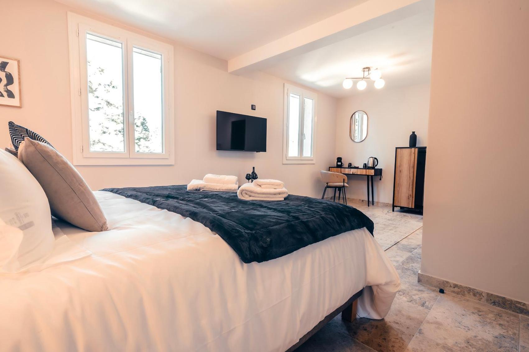 Les Suites De L'Etang Cucuron Luaran gambar