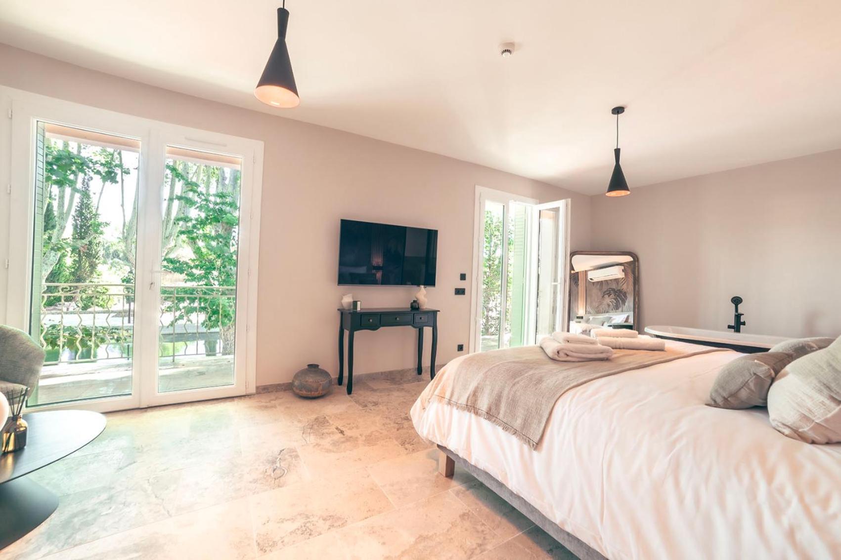 Les Suites De L'Etang Cucuron Luaran gambar